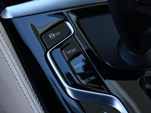 Certified 2022 BMW 530e w/ Premium Package image 20