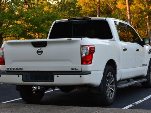 Used 2017 Nissan Titan SL image 5
