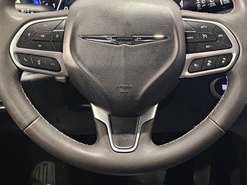 Used 2025 Chrysler Pacifica Select image 5