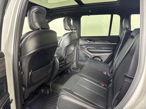 Used 2022 Jeep Grand Cherokee Overland w/ Luxury Tech Group IV AWD/4WD image 12