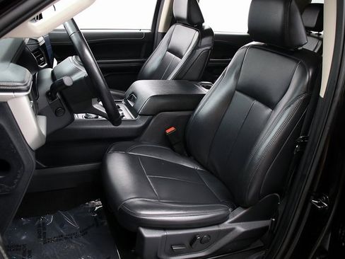 Used 2024 Ford Expedition Max XLT image 9