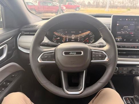 Used 2025 Jeep Compass Limited image 13