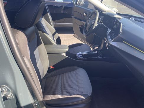 Used 2025 Chevrolet Trax LT FWD image 22