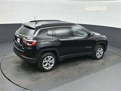 New 2026 Jeep Compass Latitude w/ Mopar Graphics Package image 30