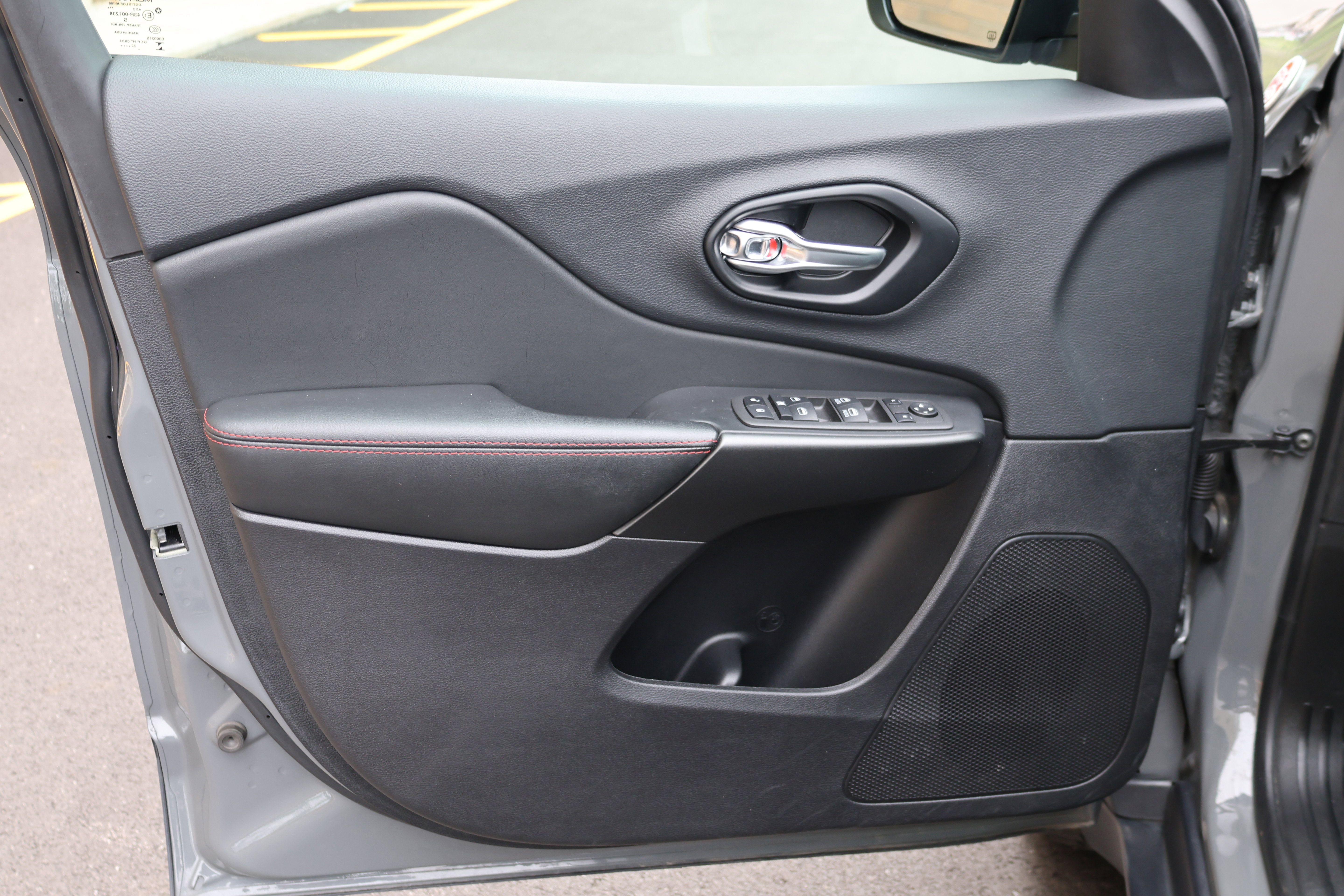 Used 2022 Jeep Cherokee Trailhawk AWD/4WD image 18