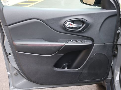 Used 2022 Jeep Cherokee Trailhawk AWD/4WD image 18