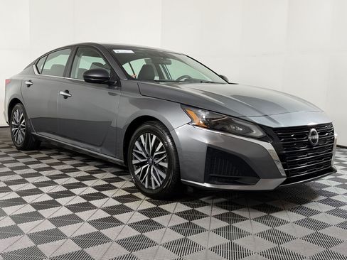 Used 2025 Nissan Altima 2.5 SV FWD image 24