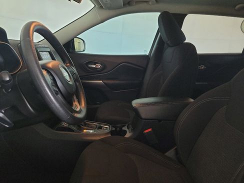 Used 2019 Jeep Cherokee Latitude w/ Popular Appearance Group FWD image 17
