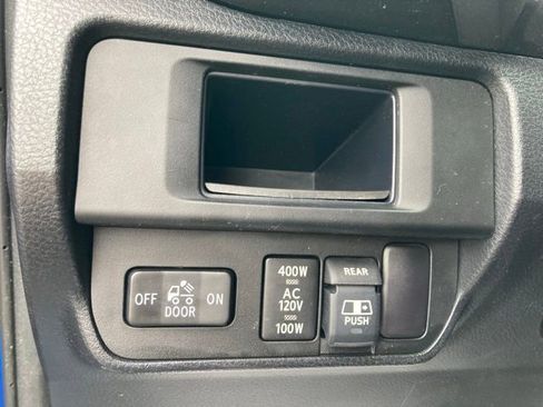 Used 2017 Toyota Tacoma TRD Sport w/ Tow Package (A/T) image 28