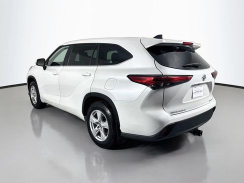 Used 2023 Toyota Highlander LE AWD/4WD image 3