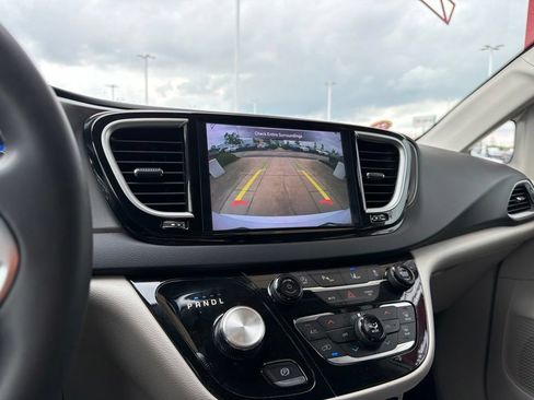 Used 2024 Chrysler Pacifica Touring-L FWD image 36