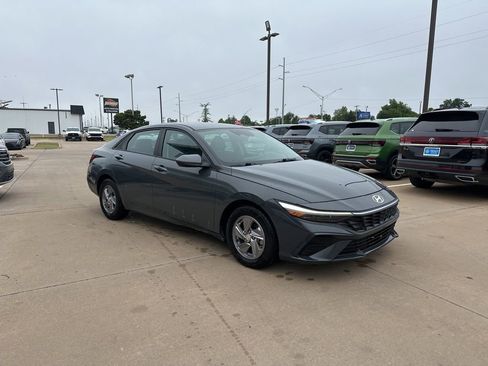 Used 2024 Hyundai Elantra SE FWD image 3