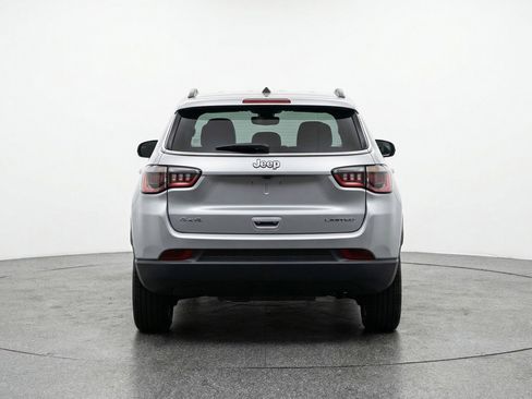 Used 2025 Jeep Compass Latitude image 7