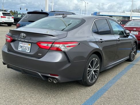 Used 2019 Toyota Camry SE image 2