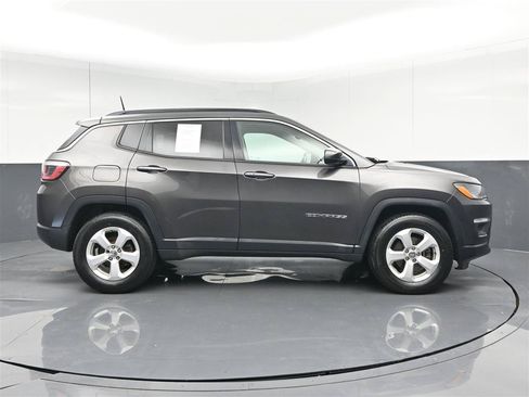 Used 2017 Jeep Compass Latitude w/ Safe & Security Group AWD/4WD image 4