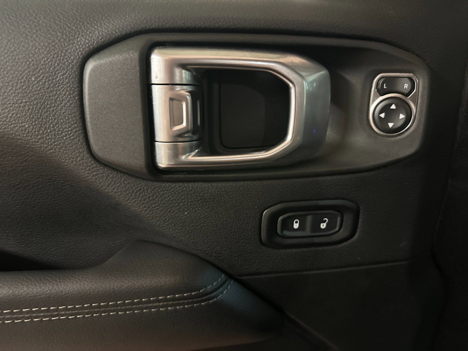 Used 2023 Jeep Wrangler Unlimited Sahara AWD/4WD image 10