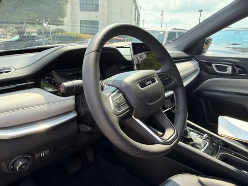 Used 2025 Jeep Compass Limited AWD/4WD image 13