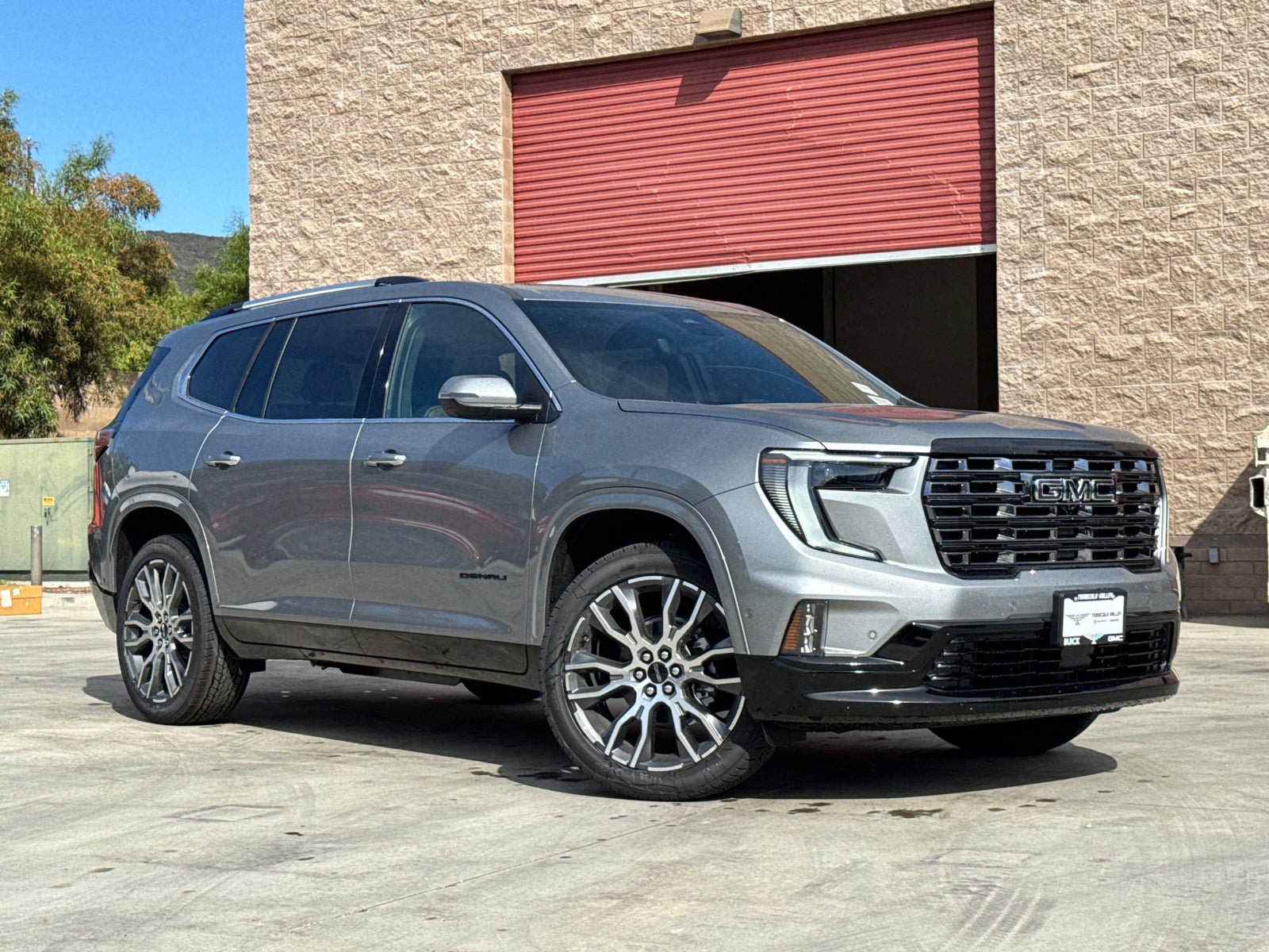 Used 2026 GMC Acadia Denali Ultimate w/ LPO, Floor Liner Package AWD/4WD image 2
