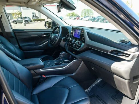 Used 2023 Toyota Highlander XLE image 16