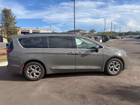 Used 2023 Chrysler Pacifica Limited FWD image 21