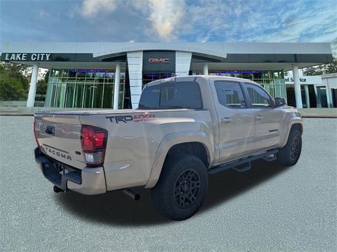 Used 2018 Toyota Tacoma TRD Sport image 3