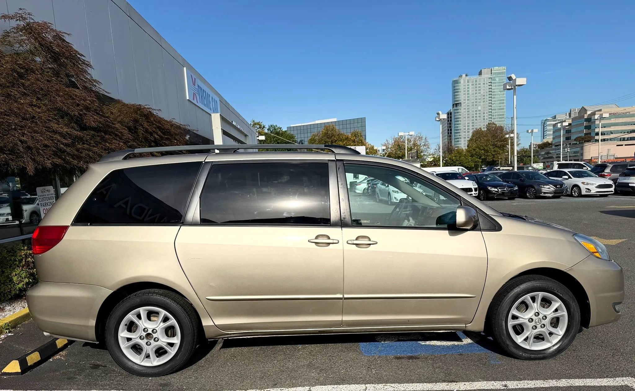 Used 2004 Toyota Sienna XLE w/ XLE Pkg 12 FWD image 8