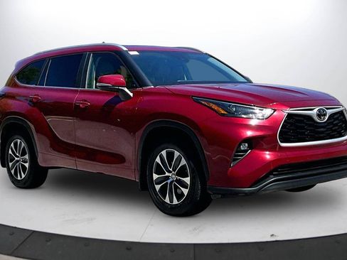 Used 2023 Toyota Highlander XLE FWD image 2
