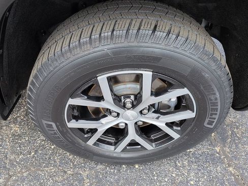 Used 2023 Jeep Grand Cherokee L Limited w/ Luxury Tech Group II AWD/4WD image 10