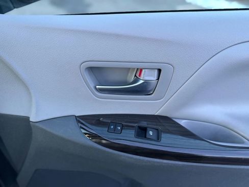 Used 2019 Toyota Sienna XLE w/ XLE Navigation Package image 19