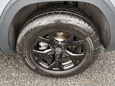 Used 2025 Volkswagen Atlas Peak Edition SE AWD/4WD image 9