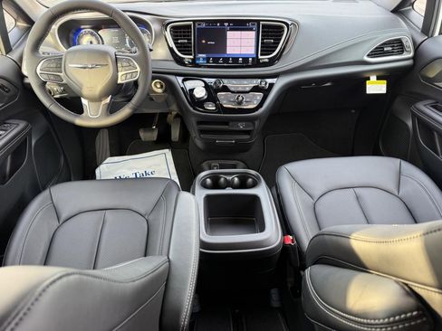 New 2026 Chrysler Pacifica Select FWD image 8