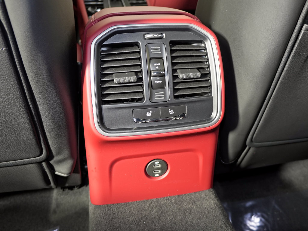 Certified 2026 Porsche Macan AWD/4WD image 35