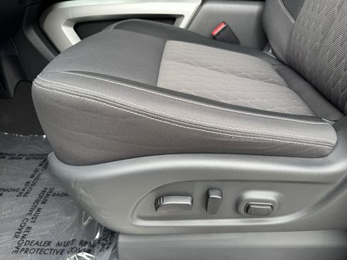 Used 2024 Nissan Titan SV w/ SV Convenience Package image 33
