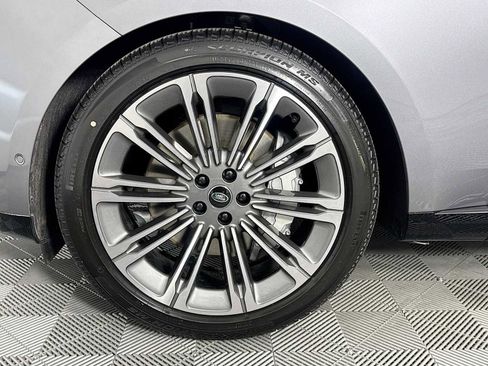 New 2025 Land Rover Range Rover Long Wheelbase SE image 30