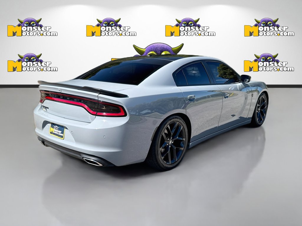 Used 2022 Dodge Charger SXT w/ Blacktop Package RWD image 5