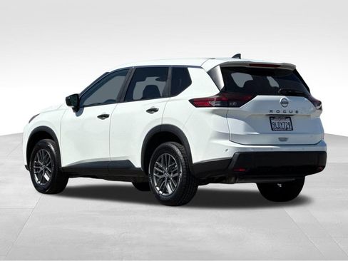 Used 2024 Nissan Rogue S FWD image 3