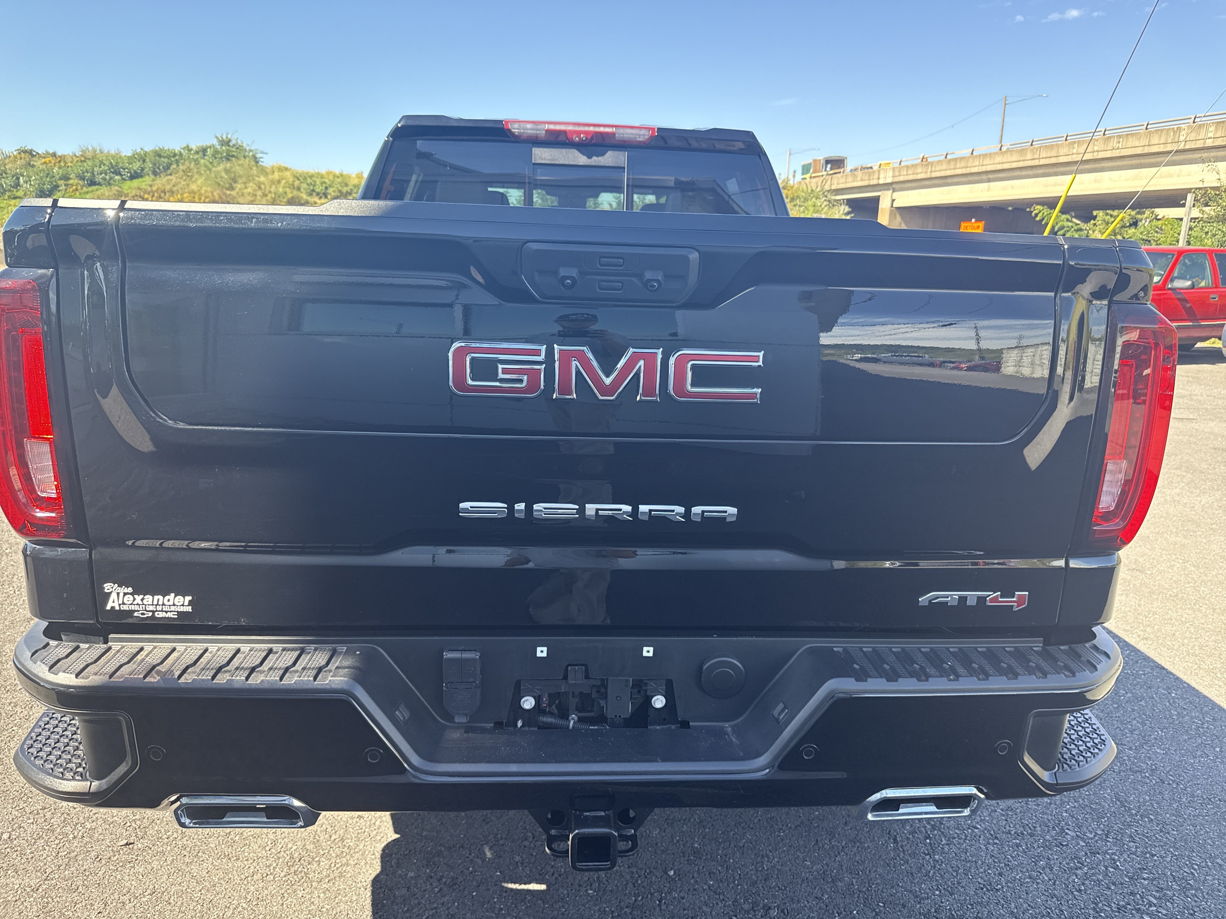 Used 2025 GMC Sierra 1500 AT4 w/ AT4 Premium Package AWD/4WD image 4