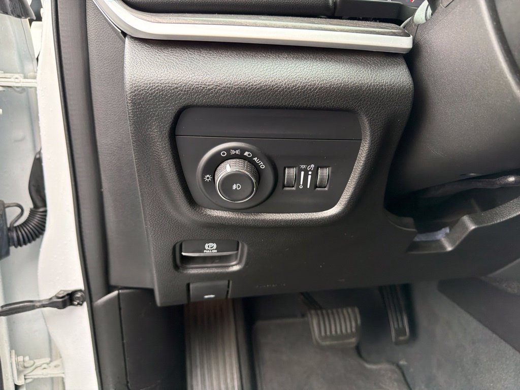 Used 2023 Jeep Grand Cherokee L Limited AWD/4WD image 16