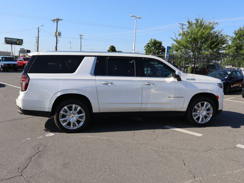Used 2024 Chevrolet Suburban High Country AWD/4WD image 11