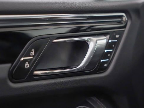 Certified 2025 Porsche Macan image 22