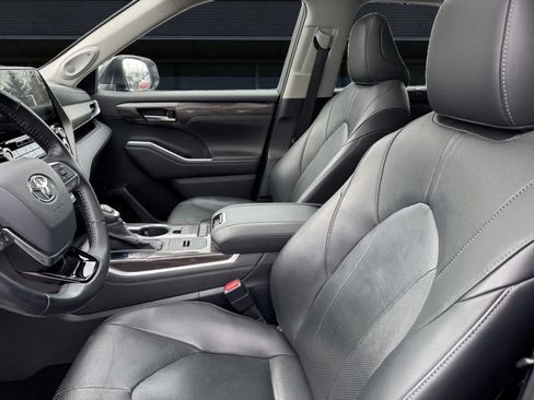 Used 2020 Toyota Highlander Limited image 2