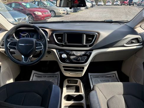 Used 2018 Chrysler Pacifica LX image 30