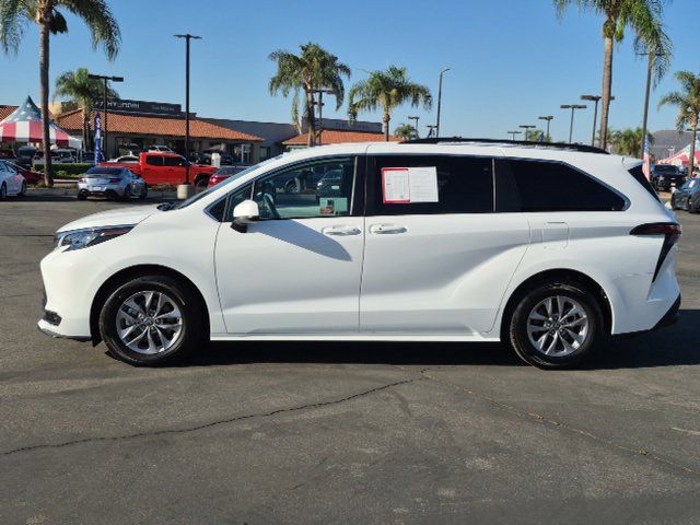 Used 2026 Toyota Sienna LE FWD image 9