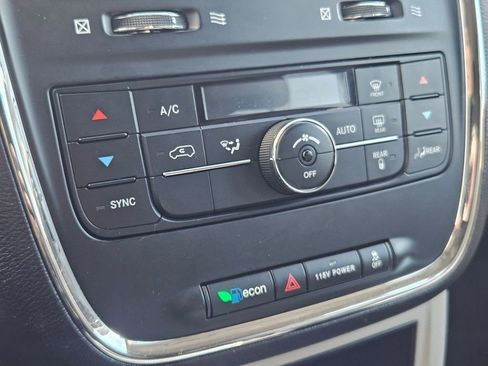 Used 2014 Chrysler Town & Country Touring image 23