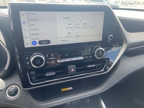 Used 2024 Toyota Highlander Limited image 18