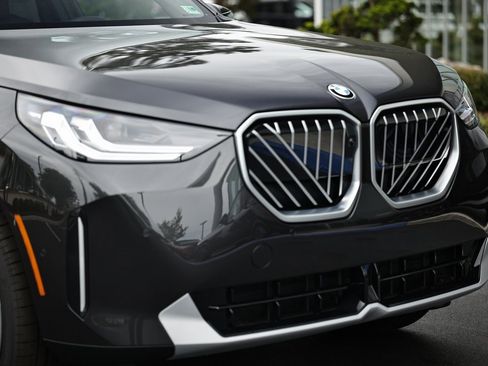 Used 2025 BMW X3 xDrive30i w/ Premium Package image 2