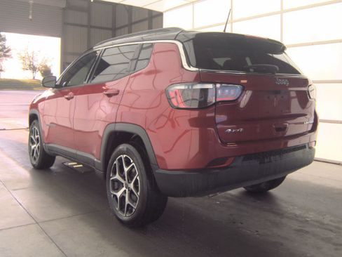 Used 2025 Jeep Compass Limited AWD/4WD image 3