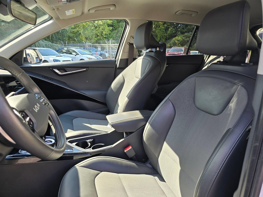 Certified 2023 Kia Niro Wind w/ Wind Preserve Package FWD image 12