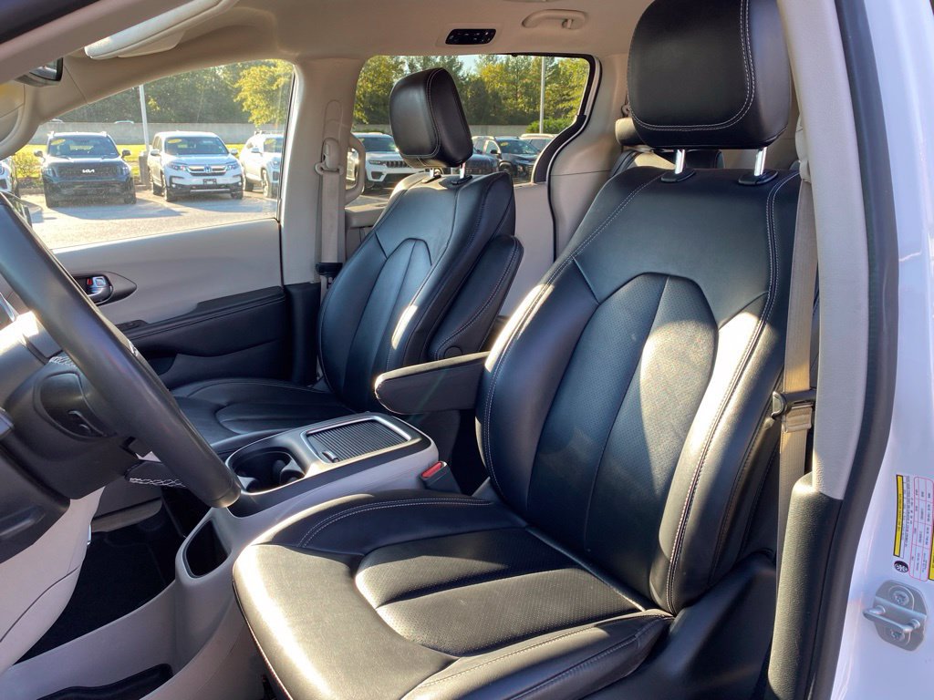 Used 2024 Chrysler Pacifica Touring-L FWD image 22