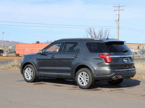 Used 2018 Ford Explorer XLT w/ Equipment Group 202A image 4